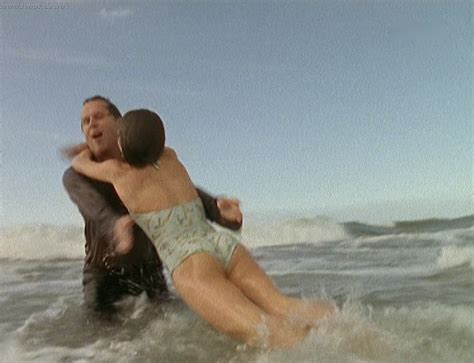 Naked Natalie Spinell in Hässliche Vaterliebe und ihre Lippen schweigen