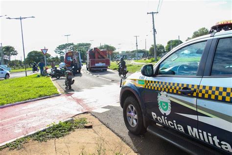 Motociclista De Aplicativo Bate Em Carro Motorista Foge E 2 Ficam