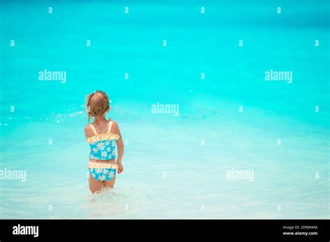 Kleine bikini girls mädchen hinten Fotos und Bildmaterial in hoher Auflösung Alamy