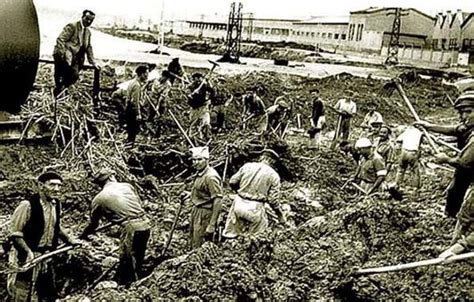 1957 10 Trabajando Para Limpiar Los Efectos De La Riada Foto Levante