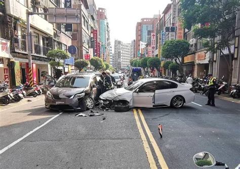 21歲男開bmw衝對向 對決休旅車影像曝光 新北市 自由時報電子報