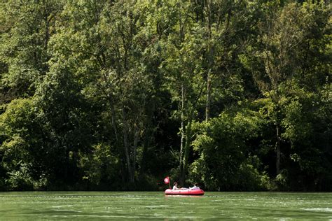 Schlauchboot Gummiboot Unterwegs Auf Dem Rhein Hochrhe Flickr