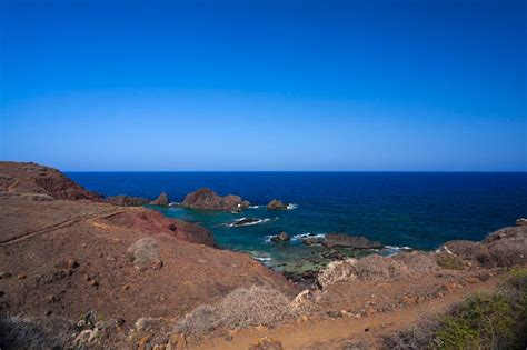 Vista De La Playa De Lava De Linosa Llamada Faraglioni Foto Premium