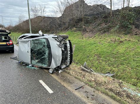 Auto Op Zijn Kant Bij Eenzijdige Aanrijding ZO NWS