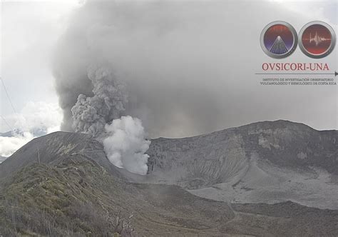 Persisten emanaciones de ceniza en el volcán Turrialba La Nación