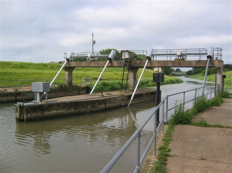 Weir Tetney Lock © Stephen Horncastle Cc By Sa20 Geograph Britain