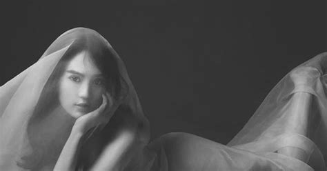 Nữ hoàng nội y Ngọc Trinh nói gì khi tung ảnh nude ở tuổi cận