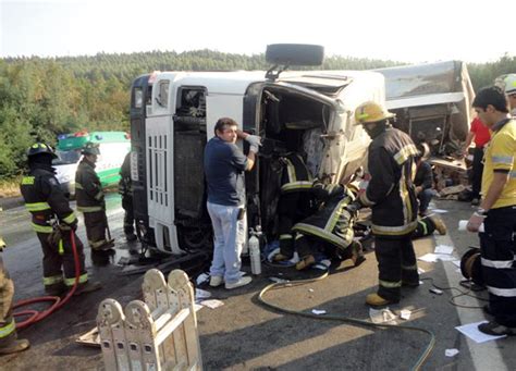 Conductor de camión herido de gravedad luego que su camión volcara en