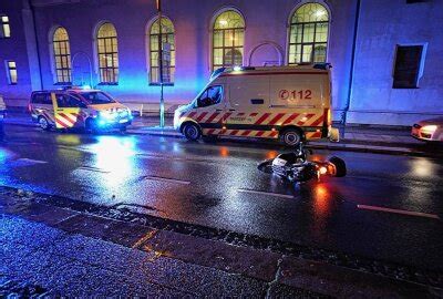 Schwer Verletzt Ins Krankenhaus Rollerfahrer Erfasst Fu G Nger