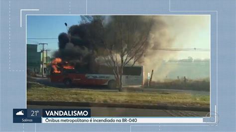 Ônibus é incendiado na BR 040 em Ribeirão das Neves na Grande BH