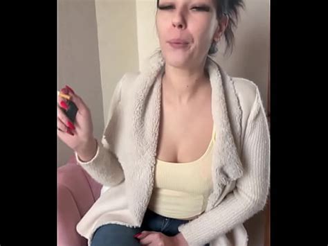 Déesse fumeuse nue sensuelle et coquine XVIDEOS