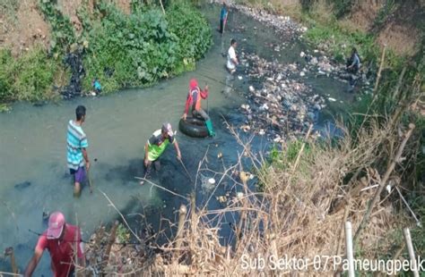 Satgas Citarum Sektor Giat Di Sungai Cisangkuy Angkat Sampah