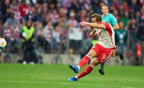 Harry Kane ghi bàn từ giữa sân và lập hat trick cho Bayern