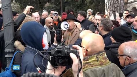 Roma La Manifestazione No Green Pass In Piazza Venezia Centinaia