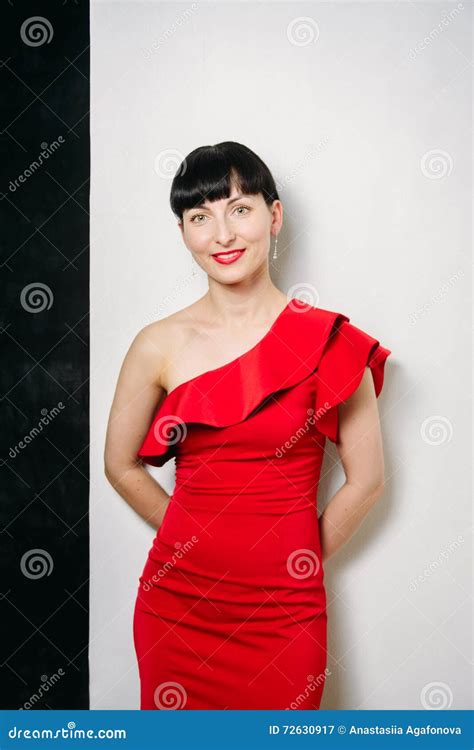 Mujer Modelo Joven Hermosa En El Vestido Rojo Que Presenta Sobre El