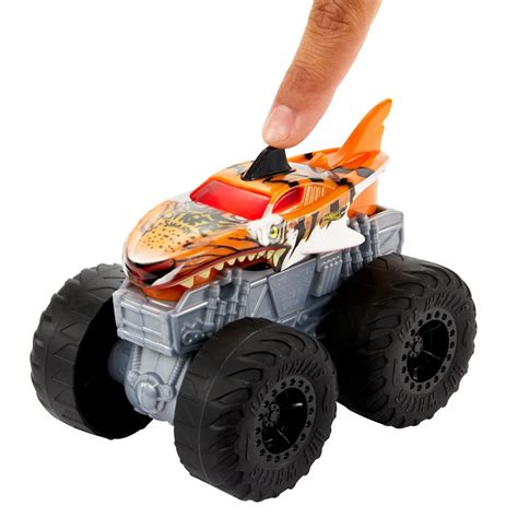 Количка Hot Wheels Monster Truck Roarin Wreckers Tiger Shark Със звуци Мащаб eMAG bg