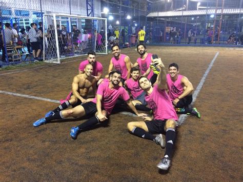 Ao som de Anitta torneio gay de futebol reúne entusiastas em São Paulo UOL Universa