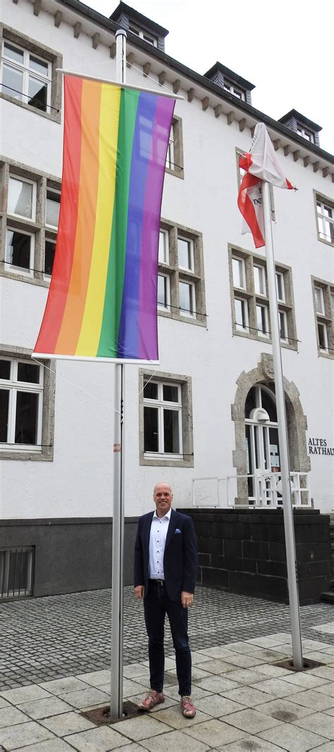 Kr Tzen Zeigt Flagge Am Tag Gegen Homo Bi Inter Und Transphobie