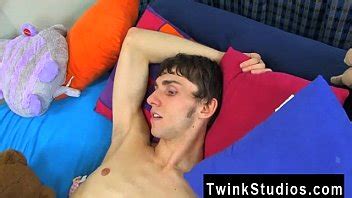 Hombres desnudos Alex Todd lidera la conversación aquí y finalmente corteja XVIDEOS