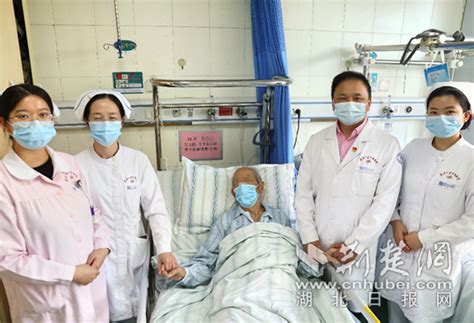 八旬老人骨折卧床又遭遇消化道出血 医生实施“换骨”手术助他重新站立 荆楚网 湖北日报网