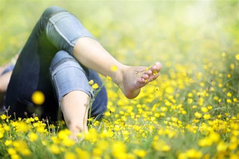 Le Femme Est Aux Pieds Nus Dans Un Pr Photo Stock Image Du Nature