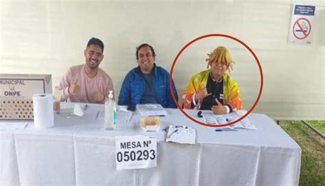 Miembro de mesa asiste vestido como personaje de anime a local de votación