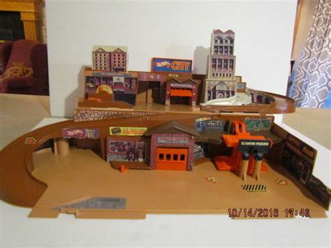 Hot Wheels City Vintage Mattel Sto N Go Toy Car Play Set