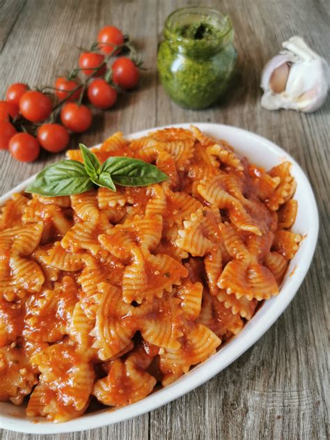 Farfalle Al Pesto E Pomodoro Primo Piatto