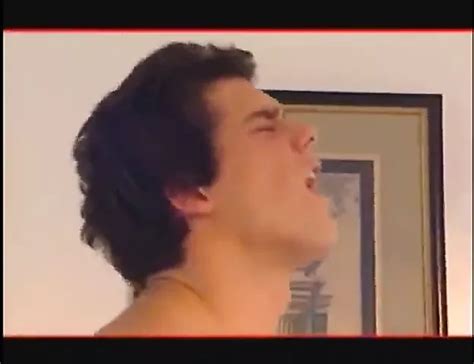 Une MILF beauté en latex adore se faire utiliser dans tous les trous xHamster