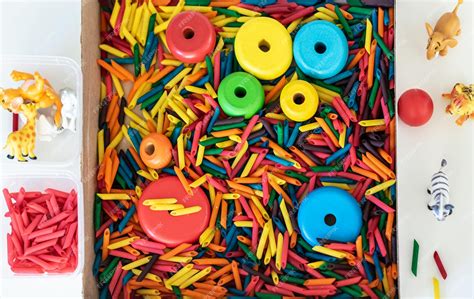 Caja Sensorial Con Pirámide De Madera Y Pasta Teñida De Colores Juego