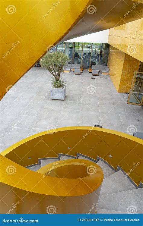 Escaleras Exteriores De Hormig N En Forma De Caracol Pintadas De Oro