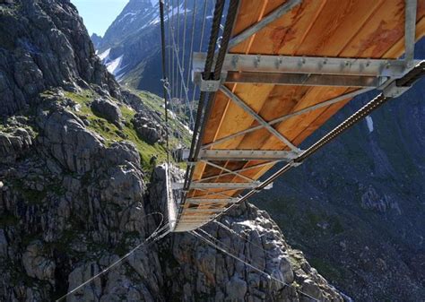 En Suisse Un Pont Pour Les Vrais Aventuriers Pont Suspendu