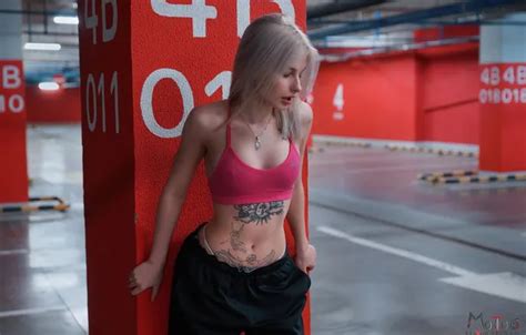 Обои девушка model Nike parking tattoo blonde indoors sportswear на телефон и рабочий