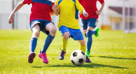 Meninos Que Retrocedem A Bola De Futebol Equipe De Futebol Das Crian As