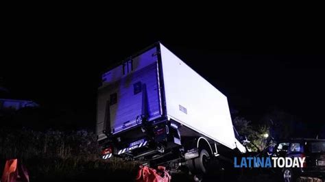 Incidente Sulla Pontina Scontro Tra Camion E Auto Muore Un Uomo