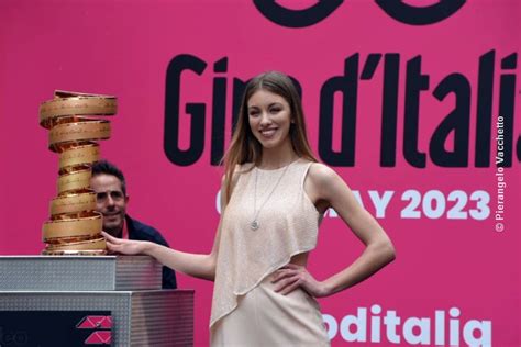 Giro d Italia nel villaggio di partenza è arrivato il Trofeo senza fine