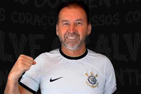 Pressionado Presidente Do Corinthians Promete Presente Para Torcida