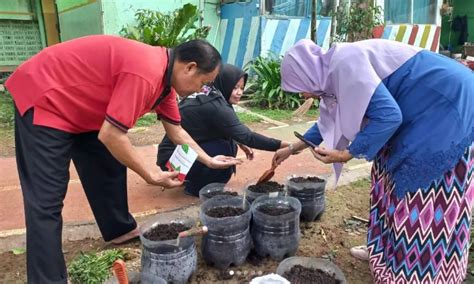 Tanam Pohon Dukung Sekolah Adiwiyata SDN Bambu Aspu 04 Jakarta Timur