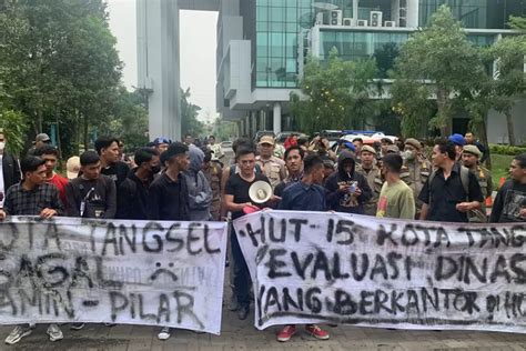 Aliansi Mahasiswa Pamulang Bersatu Demo Di Gedung Pemkot Tangsel