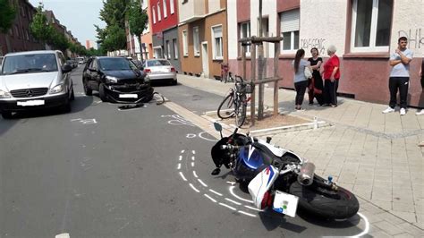 Motorradfahrer überholt und stößt im Hammer Westen mit Auto zusammen