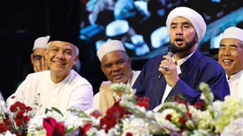 Ganjar Dan Habib Syech Bin Abdul Qadir Assegaf Bersama Ribuan Warga