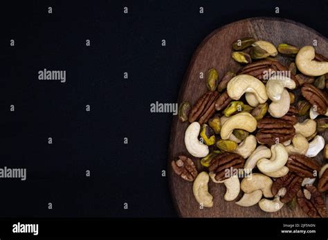 mezcla de frutos secos crudos en la tabla rústica de madera para una