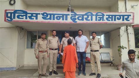 The Story Of The Accused Who Has Been Absconding For 12 Years By Posing As A Baba महू के मंदिर