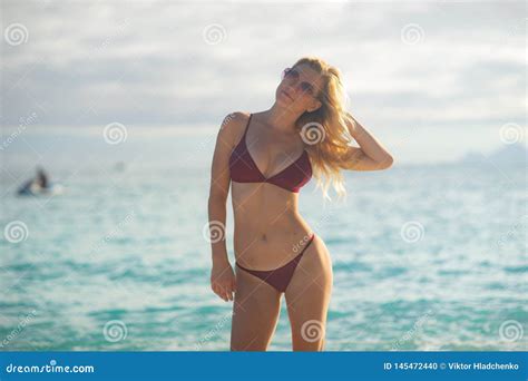 La Ragazza Bionda Attraente Che Cammina Sulla Spiaggia L Ente Sexy In