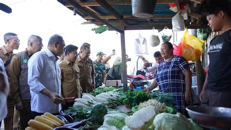 Sidak Pasar Pagi Sambas Mendag Pastikan Harga Bahan Pangan Stabil