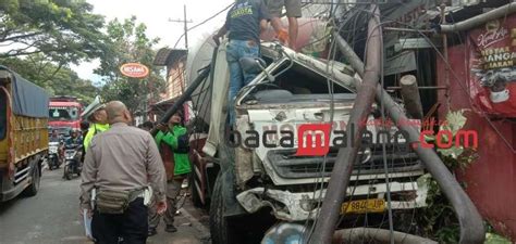 Truk Molen Nopol Ag Up Yang Menabrak Tiang Listrik Dan Tiga Sepeda