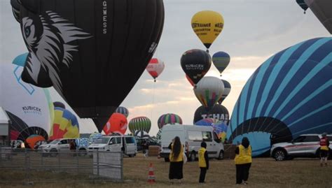 Worlds Largest Hot Air Balloon Gathering Takes Place In Chambley