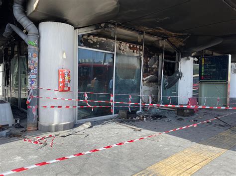 Catania Caos All Aeroporto Arrivano Le Strutture Dei Militari Ma Su