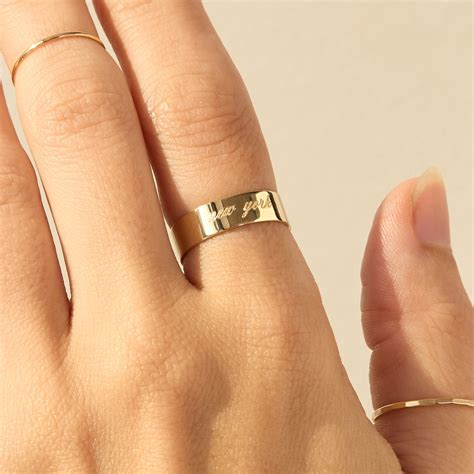 Grand Tomboy Engravable Gold Ring Catbird