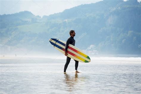 Atractivo Surfista Profesional Sosteniendo Su Tabla De Surf Caminando